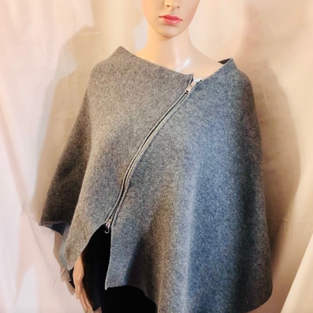 Amazing vintage shawl/capelet. Small size.